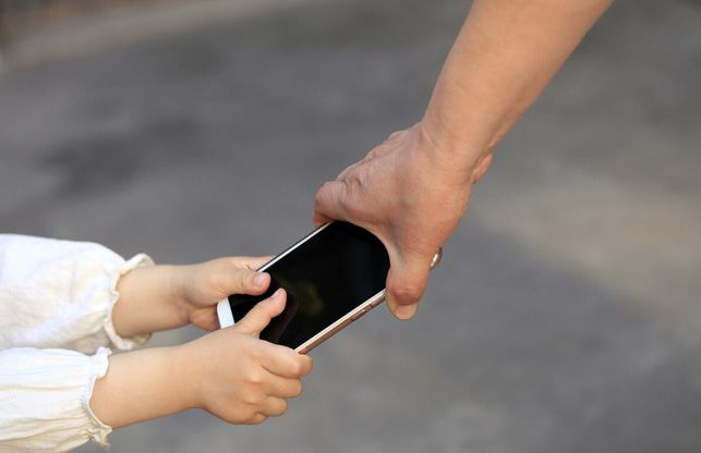 三成离婚与一方沉迷手机有关-沉迷手机对家庭的影响